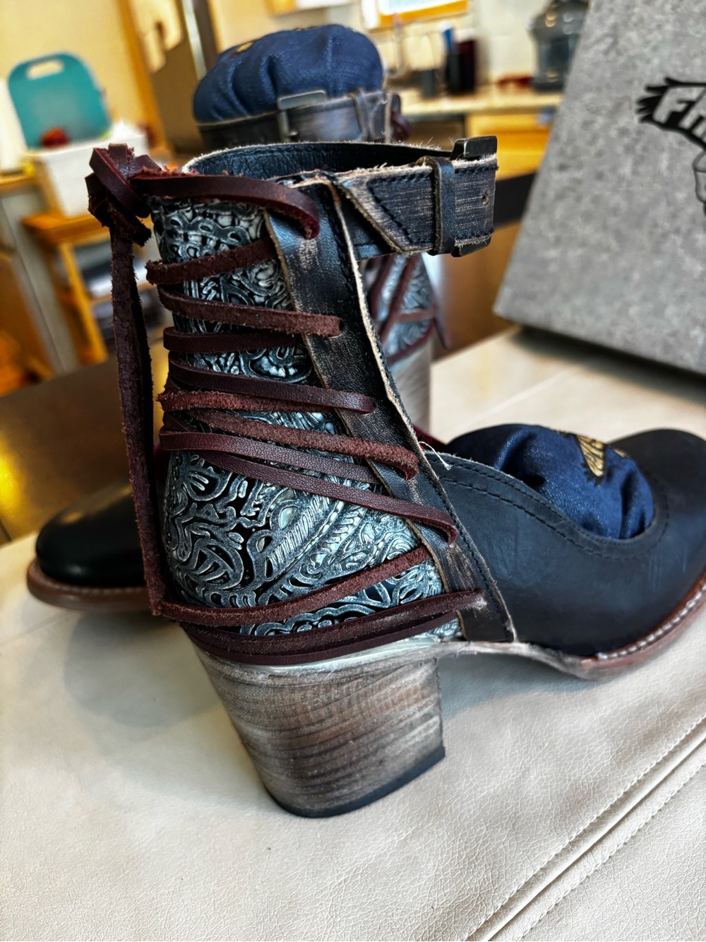 New in box Freebird by Steven Leather Raeanne with hand tooled detail - Picture 9 of 9